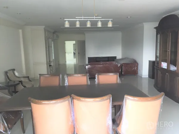 คอนโด ให้เช่าในWatthana, Bangkok - มุมรับประทานอาหารพร้อมโคมไฟแขวน โต๊ะ 8 ที่นั่ง มองไปยังส่วนพักผ่อน