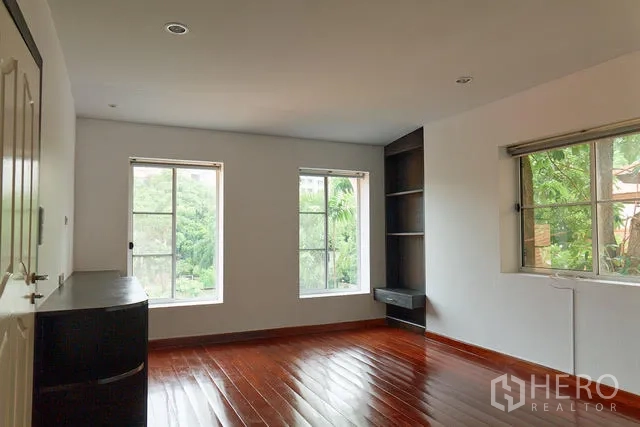 บ้าน ให้เช่าในWatthana, Bangkok - ห้องสว่างสามหน้าต่าง พร้อมตู้เก็บของบิลท์อินและวิวสวน