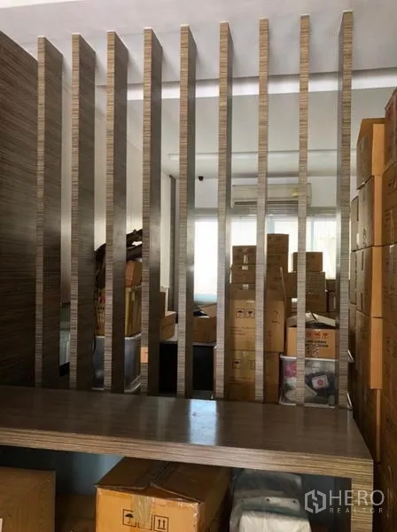 ทาวน์เฮาส์ ให้เช่าในChatuchak, Bangkok - พื้นที่อเนกประสงค์ชั้นล่าง แบ่งสัดส่วนด้วยฉากระแนงแนวตั้งและกล่องจัดเก็บของ