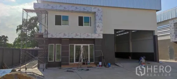 คลังสินค้า ให้เช่าในBang Khun Thian, Bangkok - ภายนอกโกดังสมัยใหม่พร้อมออฟฟิศ 2 ชั้น ประตูกระจก และช่องโหลดสินค้าขนาดกว้าง