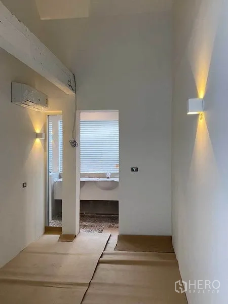 สำนักงานที่บ้าน ให้เช่าในPhra Khanong, Bangkok - ห้องน้ำตกแต่งผนังลายหิน พื้นที่อาบน้ำพร้อมฝักบัว