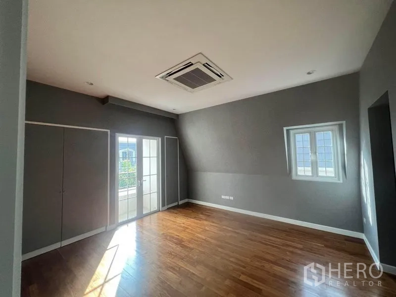 บ้าน ขายในYan Nawa, Bangkok - ห้องนอนใหญ่ เพดานลาด ประตูเปิดสู่ระเบียง และตู้บิวท์อิน