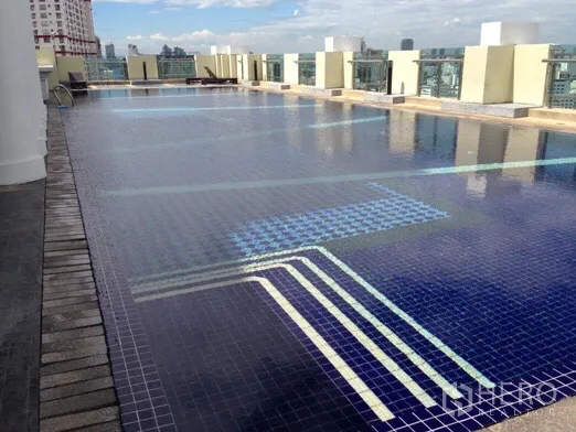 คอนโด ให้เช่าในRatchathewi, Bangkok - สระว่ายน้ำบนดาดฟ้าปูกระเบื้องสีน้ำเงินพร้อมวิวสกายไลน์กรุงเทพฯ