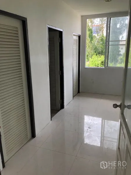 货栈 出租或出售在Lam Luk Ka, Pathum Thani - 走廊设储物/卫生间门，尽头有窗户采光。