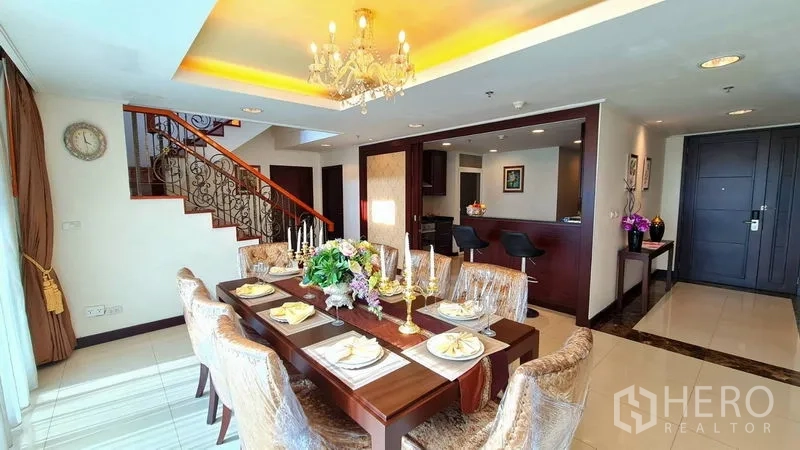 อพาร์ทเมนท์ ให้เช่าในWatthana, Bangkok - พื้นที่รับประทานอาหารหรู โคมระย้า ข้างบันไดภายในแบบดูเพล็กซ์