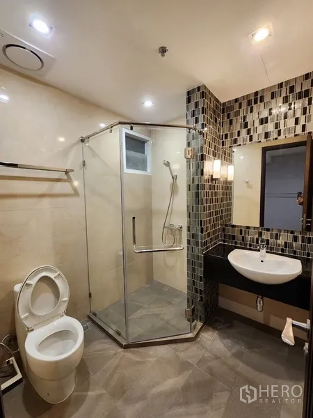 公寓 出租在Khlong Toei, Bangkok - 浴室设玻璃淋浴房和马赛克墙