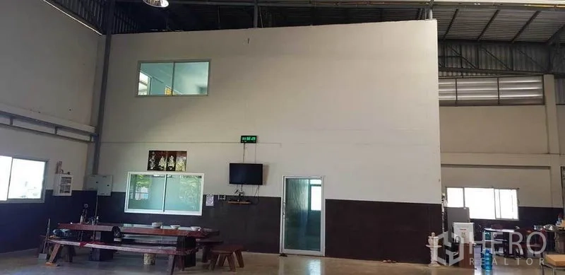工厂 出售在Bang Phli, Samut Prakan - 厂房内部的两层办公室结构，带窗户与出入口。