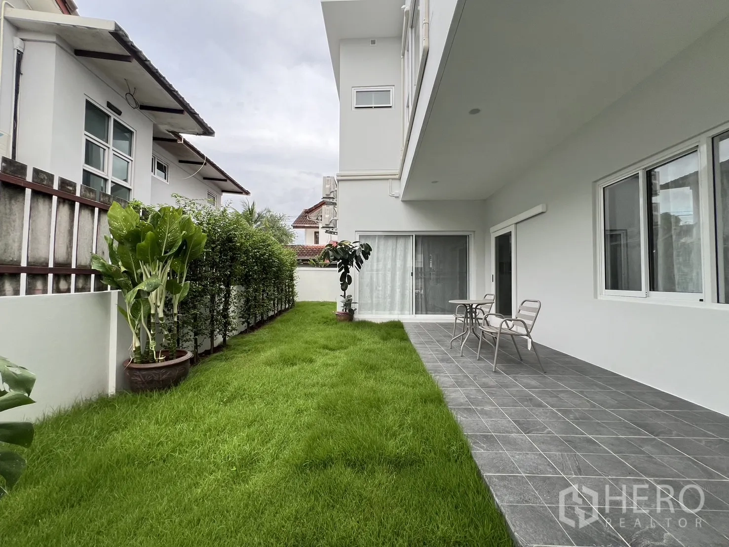 Detached House for rent in Saphan Sung, Bangkok - Rear terrace and lawn under the second-floor overhang.