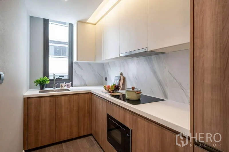 คอนโด ให้เช่าหรือขายในWatthana, Bangkok - ครัวรูปตัว U ท็อปหินอ่อน ตู้บิวท์อิน และเครื่องใช้ครบ