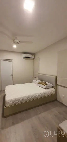 Detached House for rent - Second bedroom with bed, air conditioner, and ceiling fan.