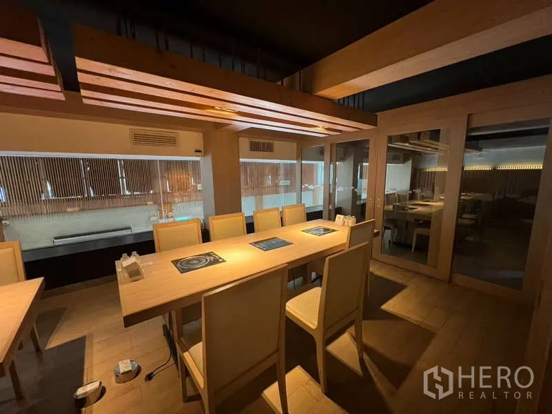 店屋 出租或出售在Khlong Toei, Bangkok - 另一角度的包间，内置炉具及推拉玻璃门。