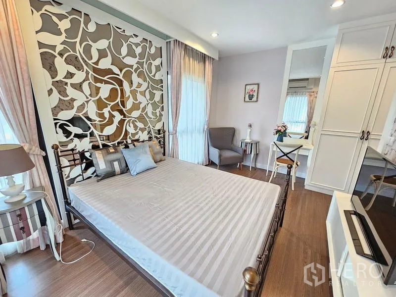 Detached House for rent in Prawet, Bangkok - Elegant bedroom with decorative partition headboard and large curtained windows.