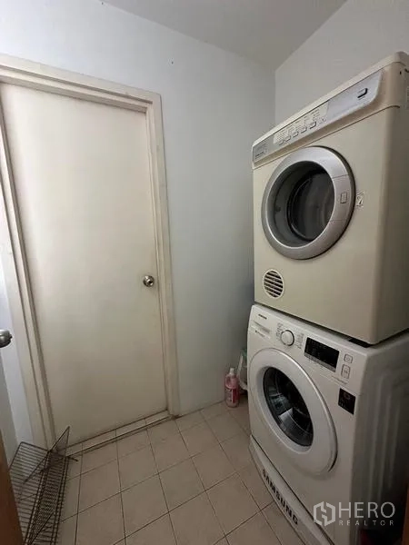คอนโด ขายในKhlong Toei, Bangkok - ห้องซักล้างพร้อมเครื่องซักผ้าและอบผ้าแบบวางซ้อน