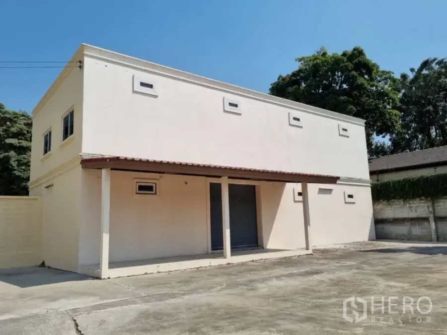 คลังสินค้า ให้เช่าในWatthana, Bangkok - โกดังสองชั้นด้านนอก มีประตูม้วนและพื้นที่โหลดของมีหลังคา