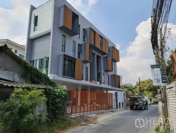 สำนักงานที่บ้าน ให้เช่าในChatuchak, Bangkok - โฮมออฟฟิศ 4 ชั้นรีโนเวทใหม่ หน้าตาทันสมัย พร้อมระแนงไม้ริมซอยเงียบ