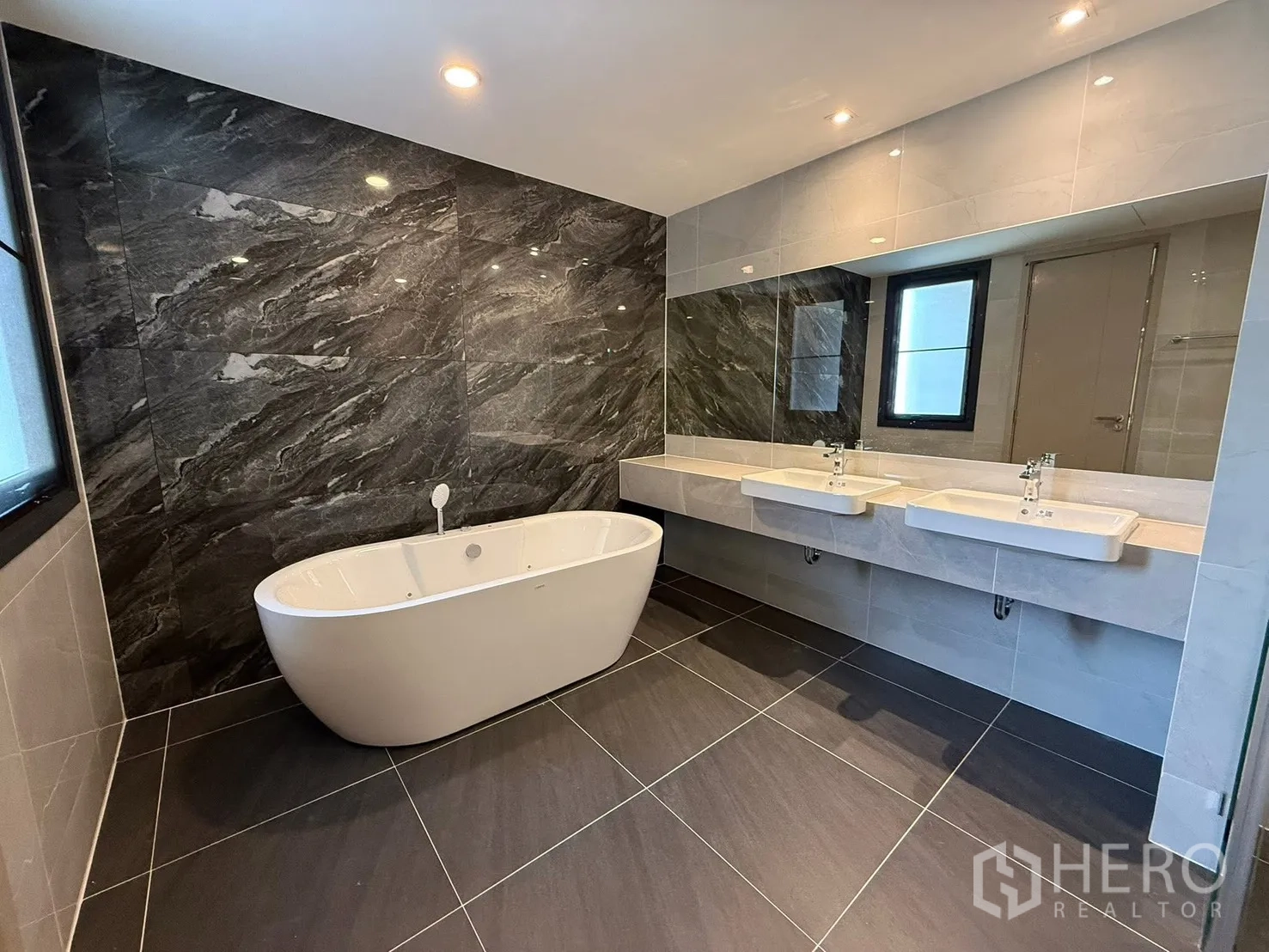 บ้านแฝด for rent in Bang Phli, Samut Prakan - ห้องน้ำหรูมีอ่างอาบน้ำแบบลอยตัว อ่างล้างหน้าคู่ และผนังหินอ่อนสีเข้ม