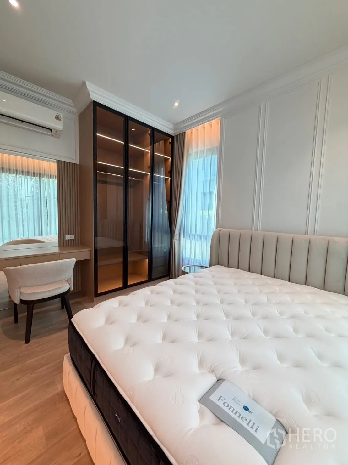 Detached House for rent in Saphan Sung, Bangkok - Guest bedroom with glass-front wardrobe, makeup desk, and upholstered chair.