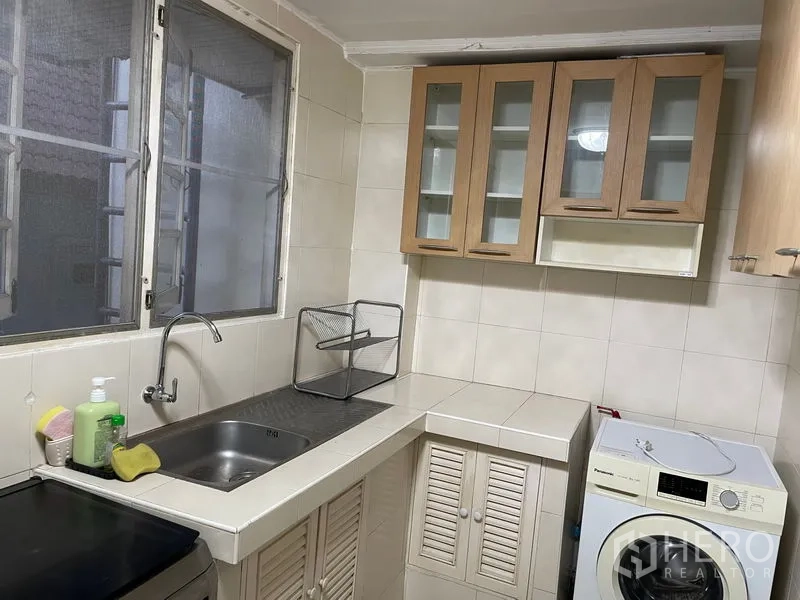 อพาร์ทเมนท์ ให้เช่าในWatthana, Bangkok - มุมครัวสว่าง มีอ่างล้างจาน ตู้แขวนกระจก และเครื่องซักผ้า
