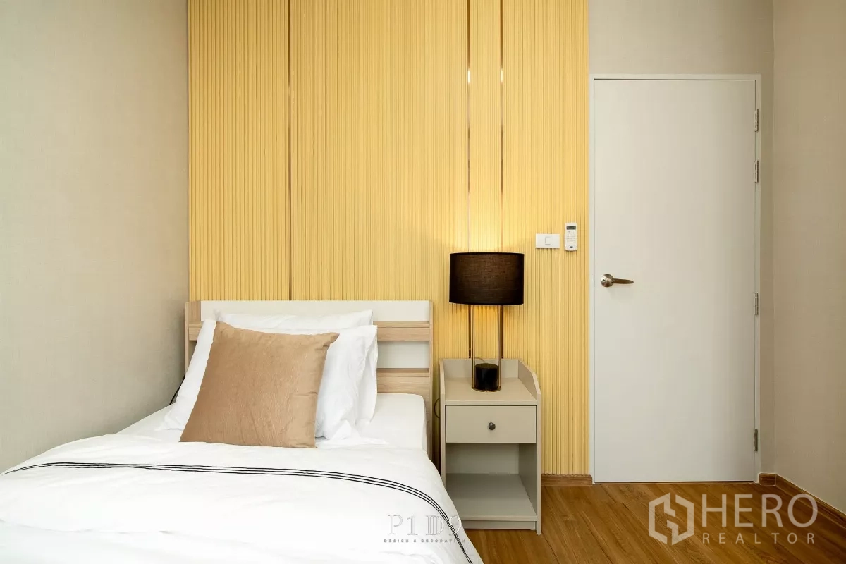 Townhouse for rent in Bang Phli, Samut Prakan - Third bedroom with single bed, yellow feature wall and bedside lamp