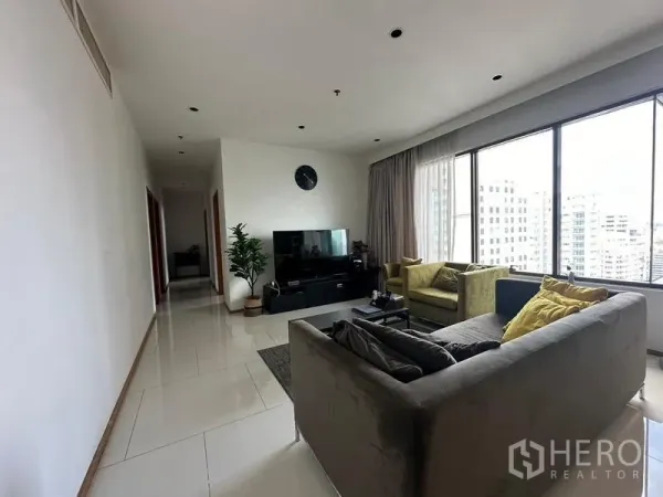 คอนโด ขายในKhlong Toei, Bangkok - ห้องนั่งเล่นสว่างในคอนโดกรุงเทพฯ มีหน้าต่างบานใหญ่ วิวเมือง ชุดโซฟาและชั้นทีวี