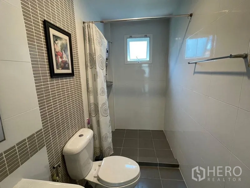 บ้าน ขายในLam Luk Ka, Pathum Thani - ห้องน้ำพร้อมโซนอาบน้ำ หน้าต่างบานเล็ก และกระเบื้องโทนเรียบ