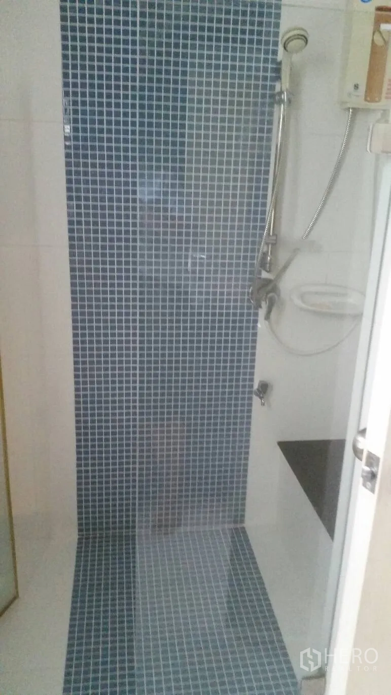 บ้าน ให้เช่าในLat Krabang, Bangkok - ตู้ชาวเวอร์กรุโมเสกสีน้ำเงิน พร้อมฝักบัวและเครื่องทำน้ำอุ่น