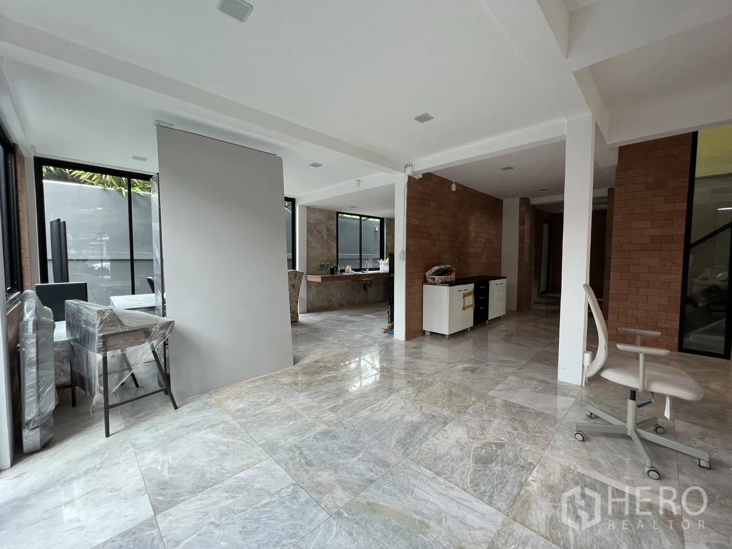 บ้าน ให้เช่าหรือขายในPhra Khanong, Bangkok - โถงนั่งเล่นและรับประทานอาหารแบบเปิดโล่ง หน้าต่างบานใหญ่ พื้นหินมันเงา