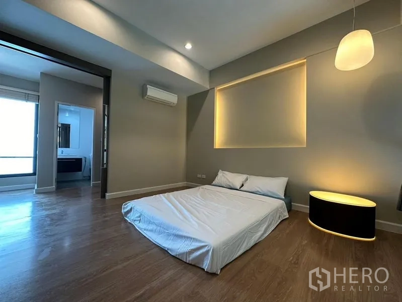 ทาวน์เฮาส์ ให้เช่าในKhlong Toei, Bangkok - ห้องนอนพื้นไม้กว้าง พร้อมไฟฝัง ฝาผนังมีช่องแสงตกแต่ง