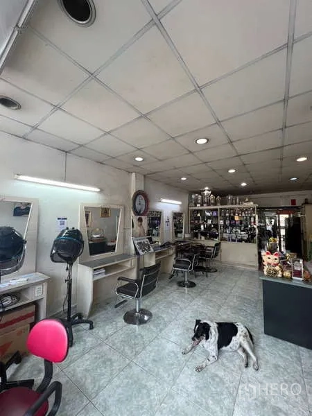 อาคารพาณิชย์ ให้เช่าในKhlong Toei, Bangkok - พื้นที่ค้าขายชั้นล่างแบบซาลอน พื้นกระเบื้อง ไฟฝังฝ้า กระจกเงาและเก้าอี้ในอาคารพาณิชย์