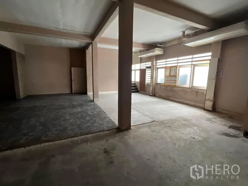 店屋 出租在Watthana, Bangkok - 上层空间配长条灯、窗户与外露机电管线。