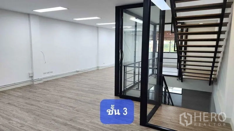 ทาวน์เฮาส์ ให้เช่าในBueng Kum, Bangkok - ชั้นสามแบบโอเพ่นเพลน พร้อมห้องบันไดกระจกและไฟเพดานสว่าง