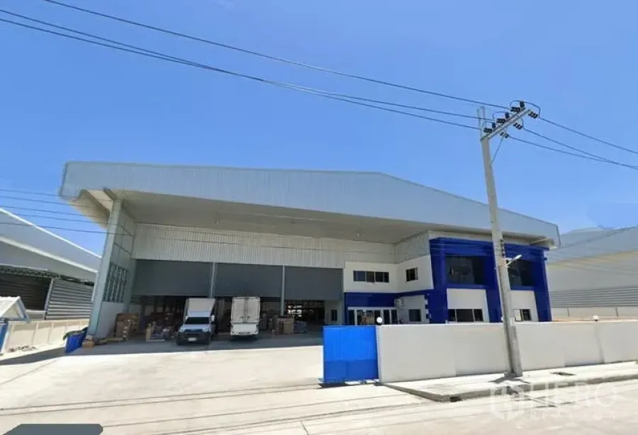 Factory for rent in Mueang Samut Prakan, Samut Prakan - Modern high-roof factory with covered loading bay, two-storey office block and wide concrete yard in Mueang Samut Prakan.