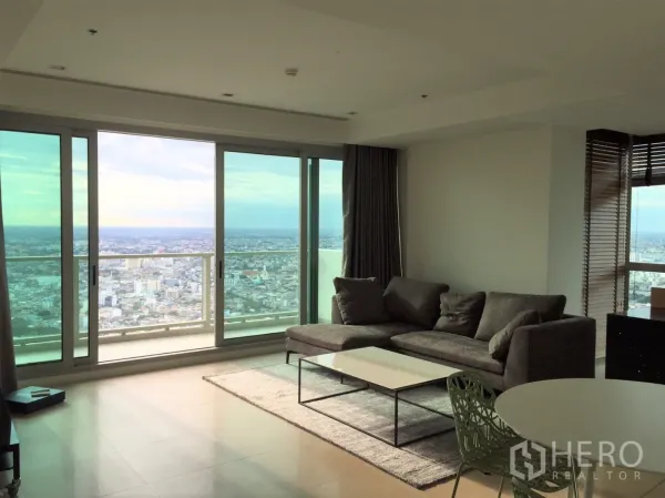 公寓 出租或出售在Khlong San, Bangkok - 客厅采光充足，落地窗可观昭披耶河与曼谷天际线全景。