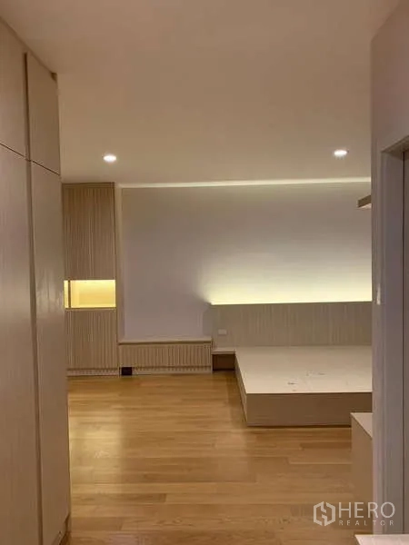 ทาวน์เฮาส์ ให้เช่าหรือขายในSaphan Sung, Bangkok - ห้องนอนใหญ่เตียงยกพื้น พร้อมไฟซ่อนบริเวณผนังไม้