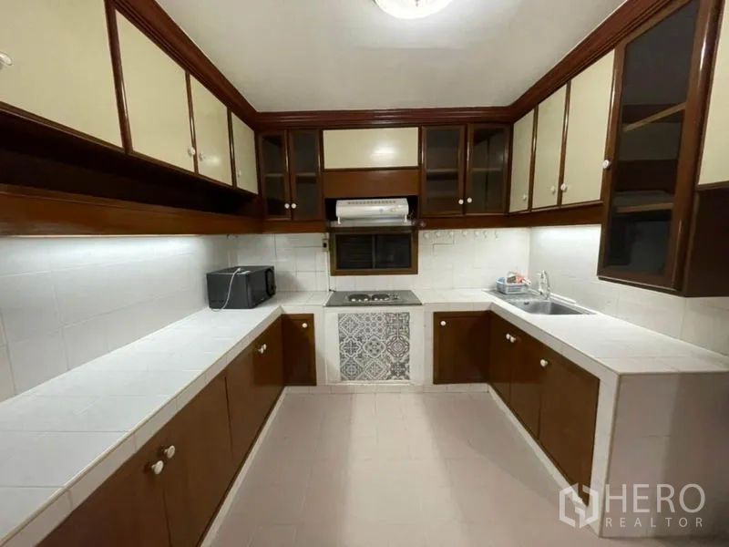 คอนโด ให้เช่าในWatthana, Bangkok - ครัวแยกแบบรูปตัวยู มีตู้เก็บของจำนวนมาก เตาและเคาน์เตอร์กระเบื้อง