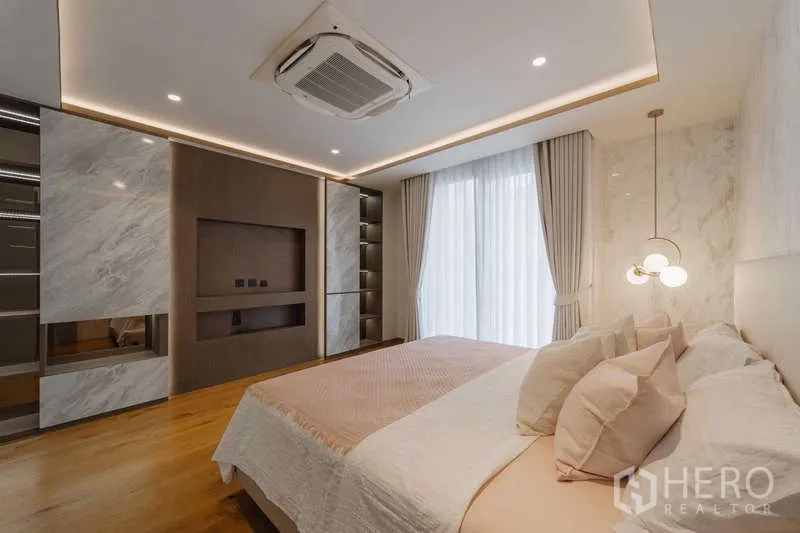 ทาวน์เฮาส์ ให้เช่าหรือขายในWatthana, Bangkok - ห้องนอนมาสเตอร์ตกแต่งลายหินอ่อน ตู้บิลท์อิน และแอร์คาสเซ็ตเพดาน