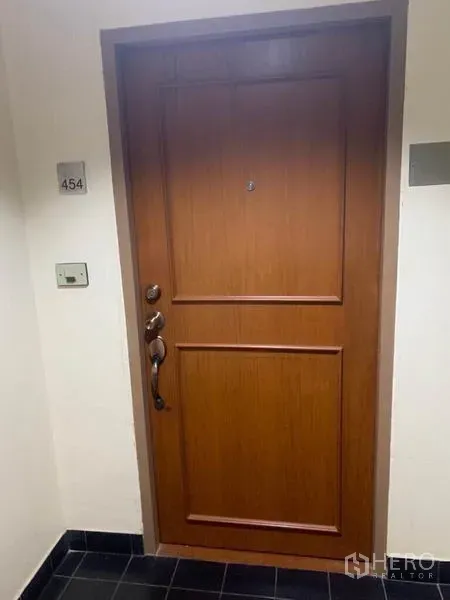 คอนโด ขายในWatthana, Bangkok - ประตูห้องคอนโดไม้เนื้อแข็งพร้อมป้ายเลขห้อง อยู่ในโถงทางเดินที่สะอาด