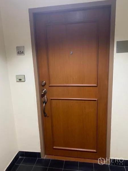 คอนโด ขายในWatthana, Bangkok - ประตูห้องคอนโดไม้เนื้อแข็งพร้อมป้ายเลขห้อง อยู่ในโถงทางเดินที่สะอาด
