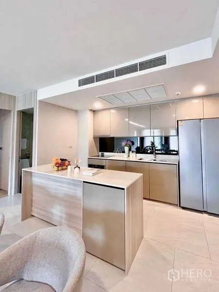 คอนโด ให้เช่าในWatthana, Bangkok - ครัวยุคใหม่พร้อมไอส์แลนด์ ตู้บานเงา และตู้เย็นสแตนเลส