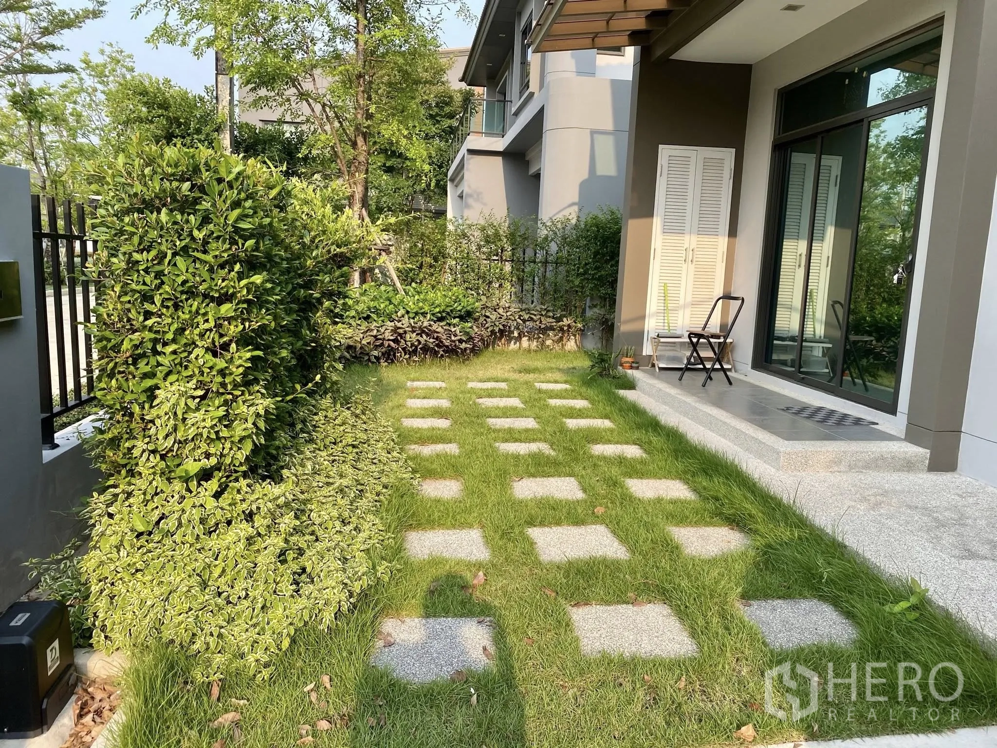 Detached House for sale in Saphan Sung, Bangkok - Front garden with stepping-stone path and a covered porch.