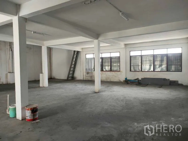 อาคารพาณิชย์ ให้เช่าในWatthana, Bangkok - พื้นที่โล่งสว่าง พื้นคอนกรีต หน้าต่างบานใหญ่ และบันไดพาดที่ผนัง