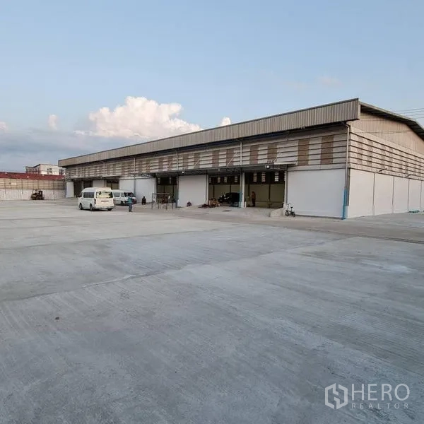 คลังสินค้า ให้เช่าในPrawet, Bangkok - ด้านหน้าโกดังยาว มีช่องโหลดสินค้า เปิดสู่ลานรถบรรทุกกว้าง