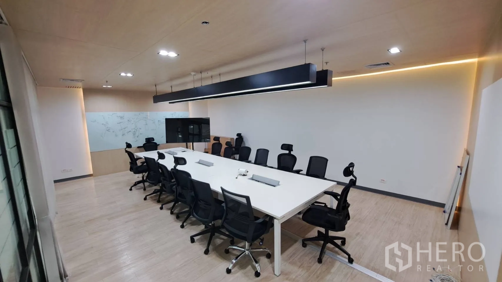 สำนักงาน ให้เช่าในYan Nawa, Bangkok - ห้องประชุม โต๊ะยาวสีขาว หน้าจอทีวี และไฟแขวนโมเดิร์น