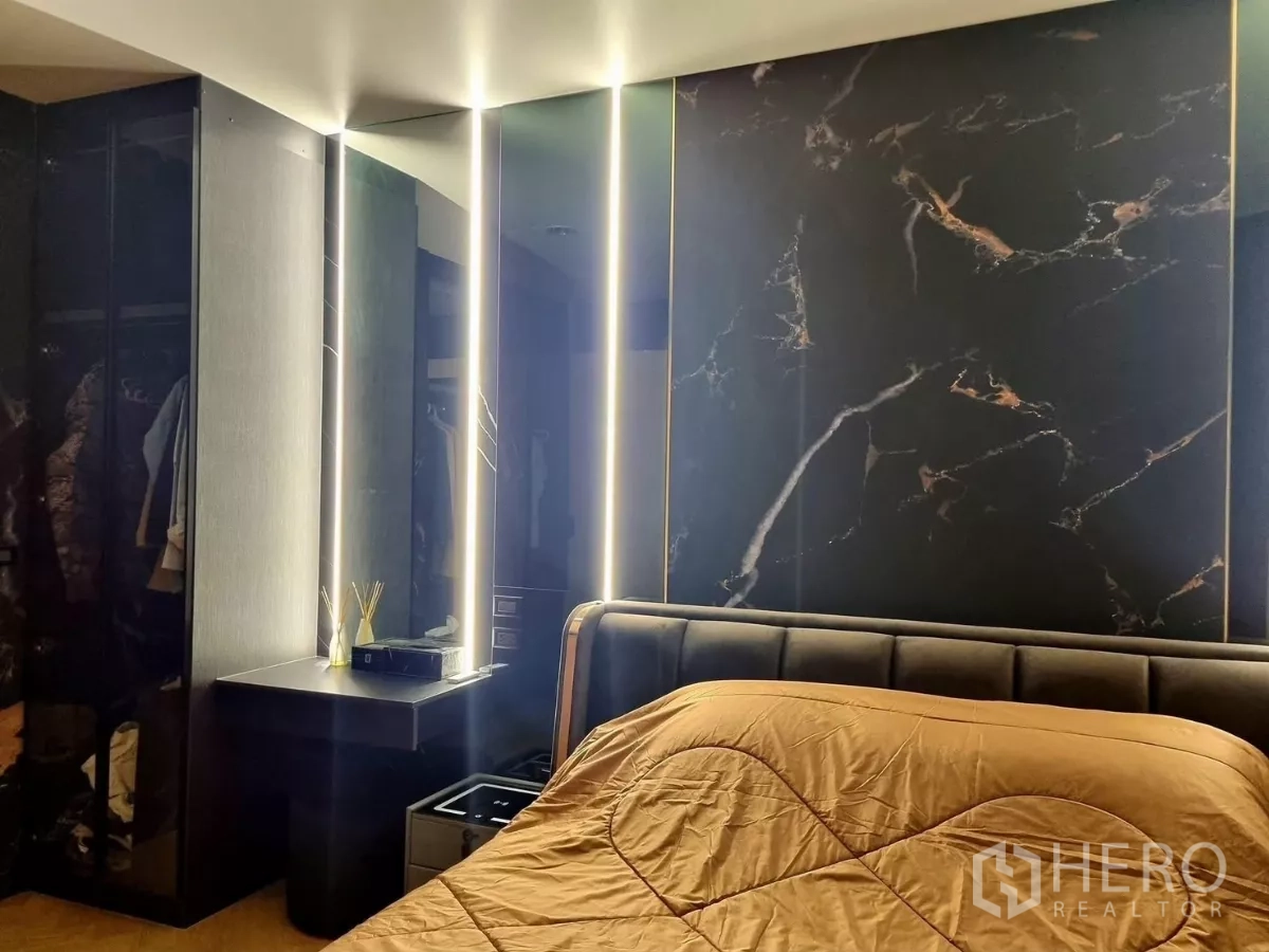 คอนโด ให้เช่าในBang Kapi, Bangkok - ดีเทลหัวเตียง ผนังไฟซ่อนและลายหินอ่อนในห้องนอน