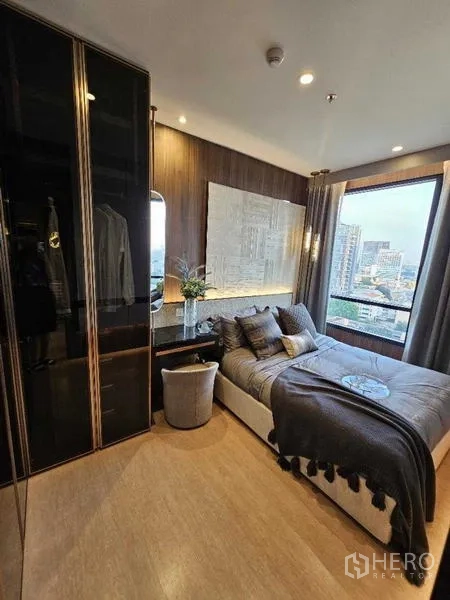 คอนโด ให้เช่า - มุมห้องนอนพร้อมหน้าต่างบานใหญ่เห็นเส้นขอบฟ้าเมืองกรุงเทพฯ