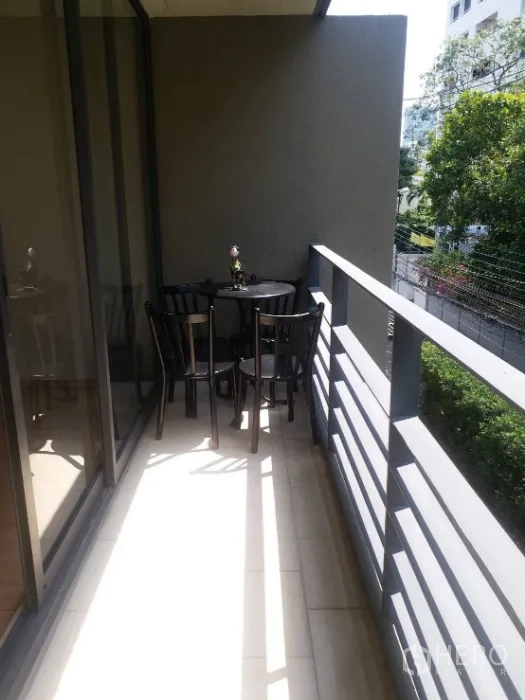 คอนโด ให้เช่าในPathum Wan, Bangkok - ระเบียงส่วนตัวมีชุดโต๊ะเก้าอี้ มองเห็นพื้นที่สีเขียว