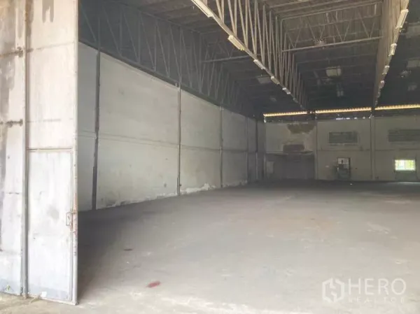工厂 出租在Bang Sao Thong, Samut Prakan - 室内无柱仓储空间，高钢结构桁架屋顶。