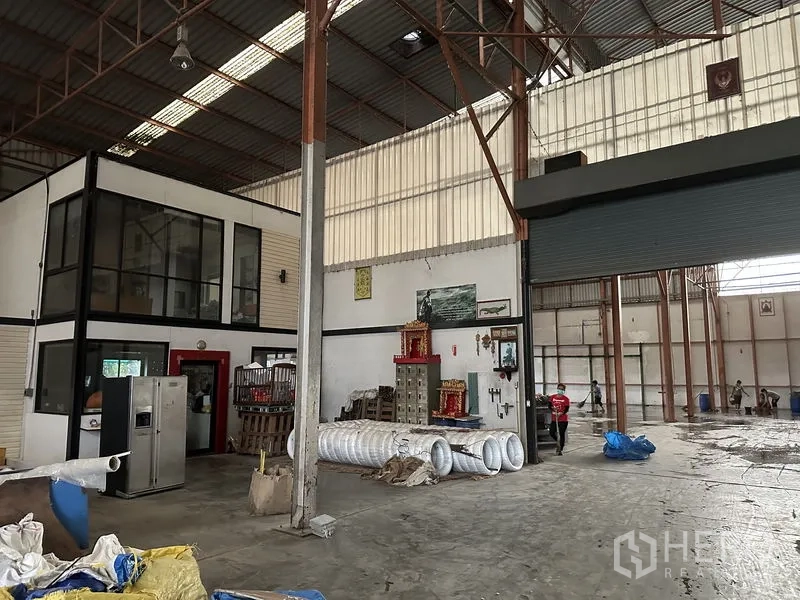 工厂 出租在Bang Bua Thong, Nonthaburi - 厂内办公室模块与仓储区，钢结构屋顶下。