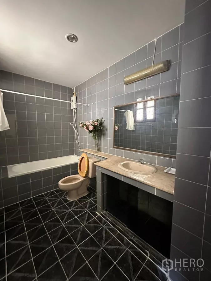 สำนักงานที่บ้าน ให้เช่าในSuan Luang, Bangkok - ห้องน้ำกระเบื้องสีเทา มีอ่างอาบน้ำ เคาน์เตอร์อ่างล้างหน้า และฝักบัว