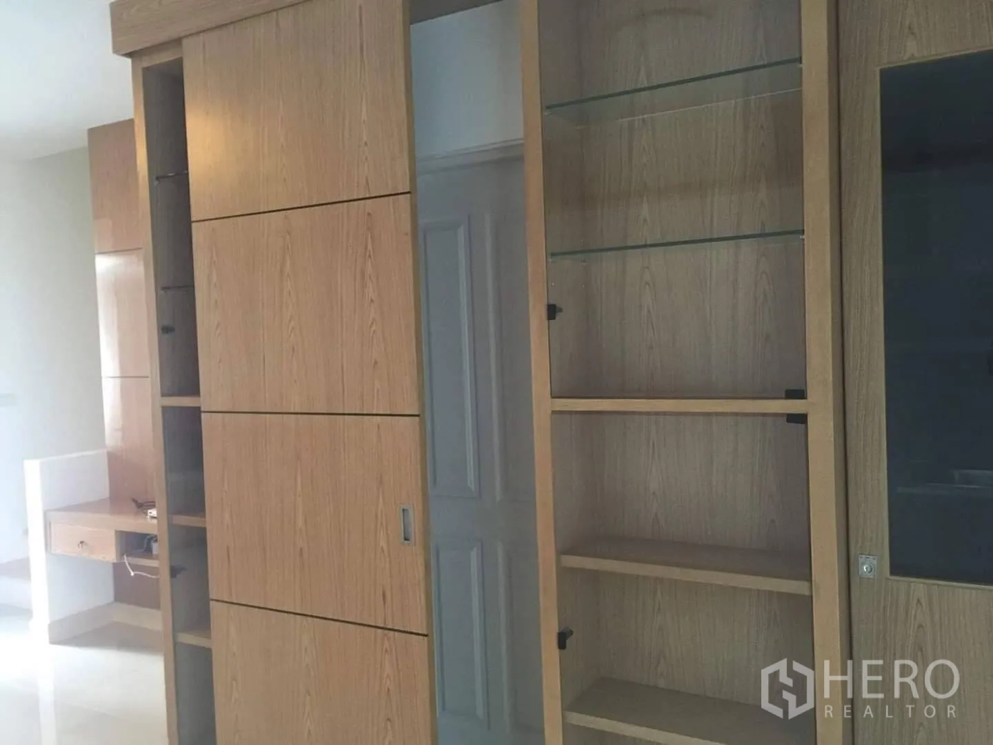 ทาวน์เฮาส์ ให้เช่าหรือขายในLat Phrao, Bangkok - ตู้บิลท์อินบานเลื่อนไม้และกระจกแบบชิดผนัง